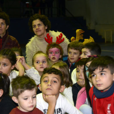 Un cento de nenos e nenas do Pino gozaron dunha animada Festa de Nadal e da chocolatada
