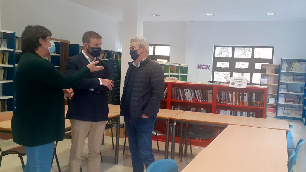 Gonzalo Trenor, delegado da Xunta de Galicia na Coruña, visitou a biblioteca do Pino acompañado polo alcalde, Manuel Taboada, e pola concelleira de Cultura, Eva Varela