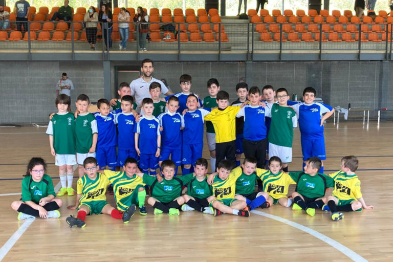 Equipo de fútbol sala das escolas deportivas municipais do Pino, no torneo celebrado en Trazo