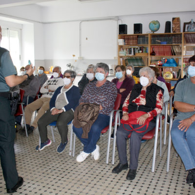 A veciñanza de Lardeiros enche o local social na primeira charla sobre seguridade para persoas maiores