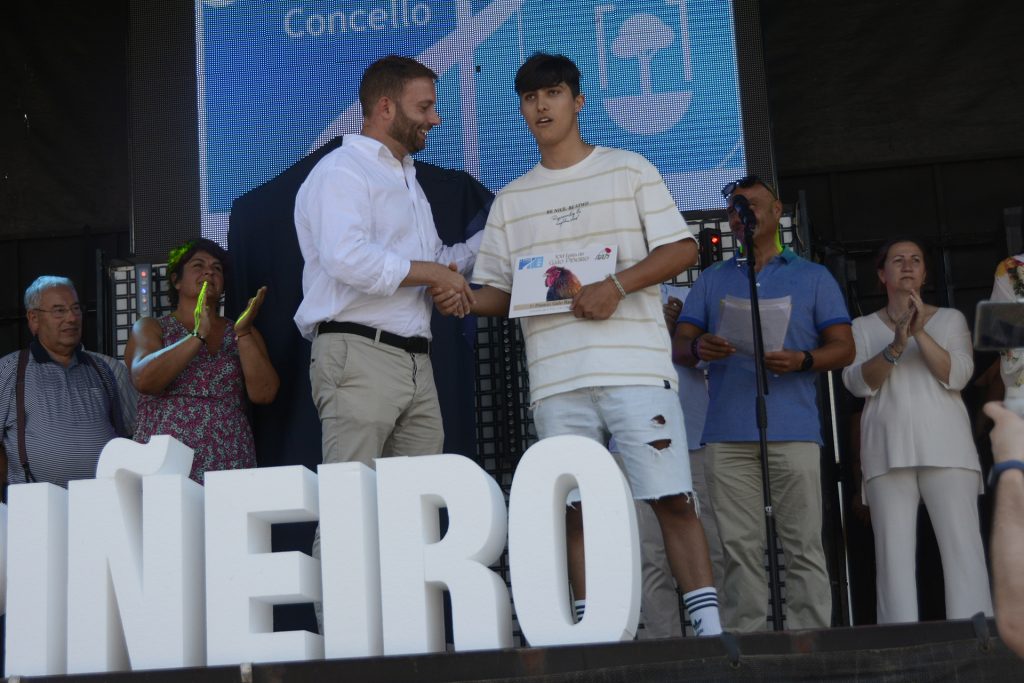 Gonzalo Trenor entrega o premio do mellor exemplar de galo piñeiro, outorgado a Lucas Magadán
