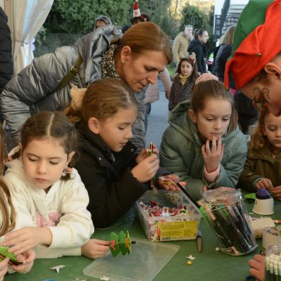 Numerosas familias desfrutan no Pino cos xogos e obradoiros da quinta edición da Festa de Nadal